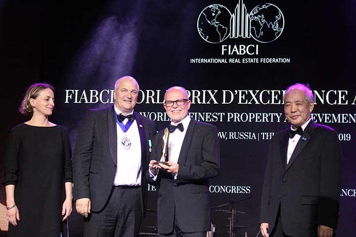 Verleihung des FIABCI Awards (v.l.n.r.): Assen Makedonov, FIABCI World President, Günter Lang, LANG consulting, Chen Ming Cheu, President of FIABCI World Prix d’Excellence Awards Committee; Credits: LANG consulting