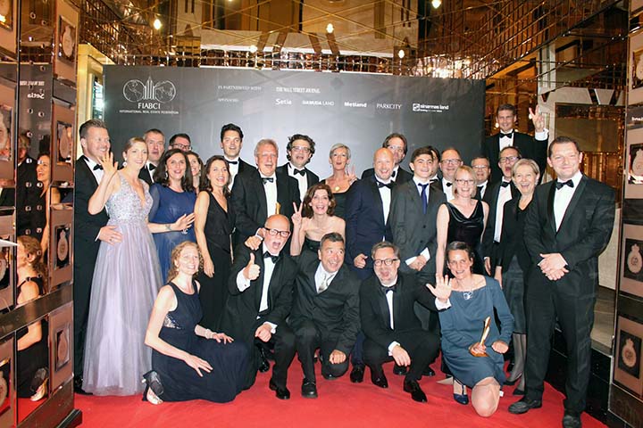 Teil der Österreich Delegation mit den beiden österr. Siegerteams, Foto Credits: LANG consulting
